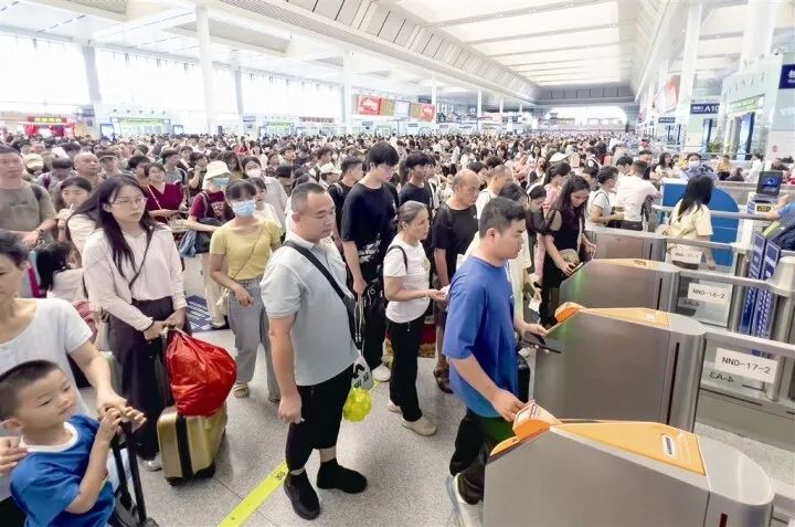 62天发送2887.8万人次！国铁南宁局暑运发送旅客量创新高