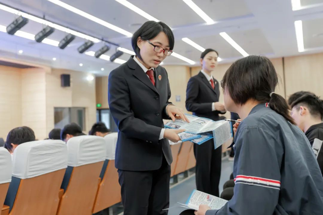 从回收到盗印，他们对大学教材动起了歪念