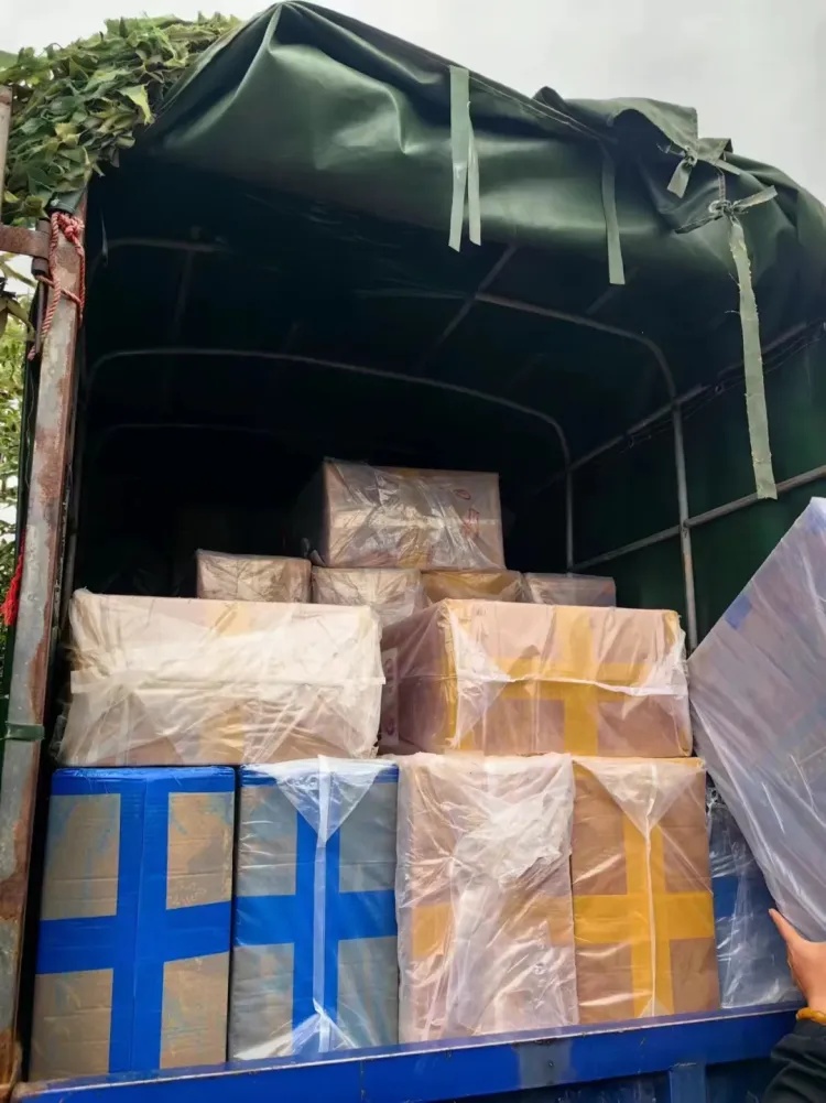 沾满泥浆、已被海水浸泡的走私香烟，卖给谁了？