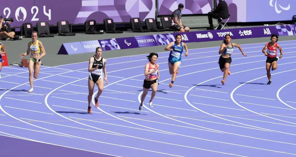 撞线后,冠军“挂”在了亚军身上 撞线后,冠军“挂”在了亚军身上