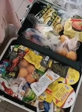 “搬家式”返校！大学生的行李箱：能装下什么取决于想装什么
