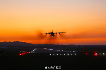 战机披朝霞顶星辰训练氛围感拉满