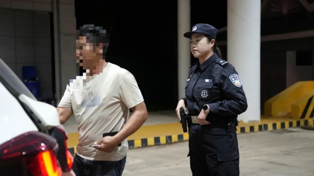 便衣警察不是总摊煎饼，也可能是个骑三轮的……
