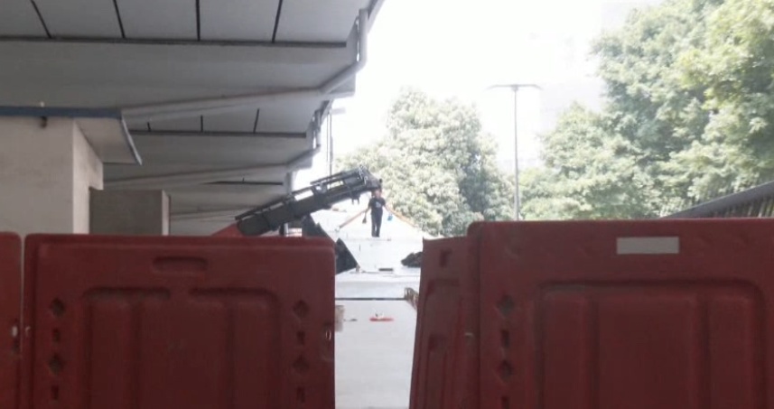 超尴尬！广州一小车铲上人行天桥，进退两难