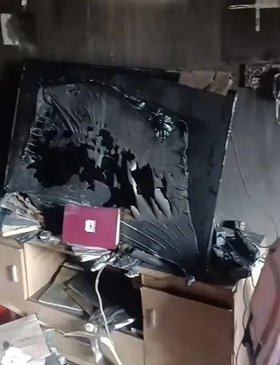 上海一居民家中突发火灾!伴有阵阵焦糊味,室内一片狼藉…… 上海一居民家中突发火灾!伴有阵阵焦糊味,室内一片狼藉……