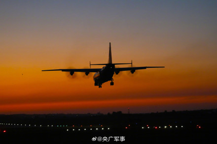 战机披朝霞顶星辰训练氛围感拉满