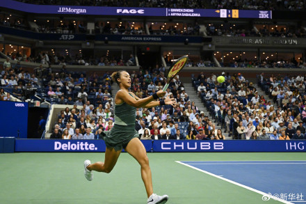 郑钦文对战萨巴伦卡打出5记ACE 郑钦文对战萨巴伦卡打出5记ACE