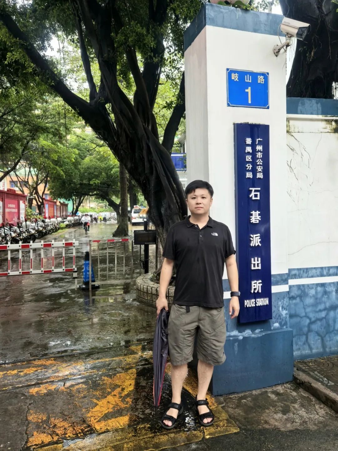 便衣警察不是总摊煎饼，也可能是个骑三轮的……