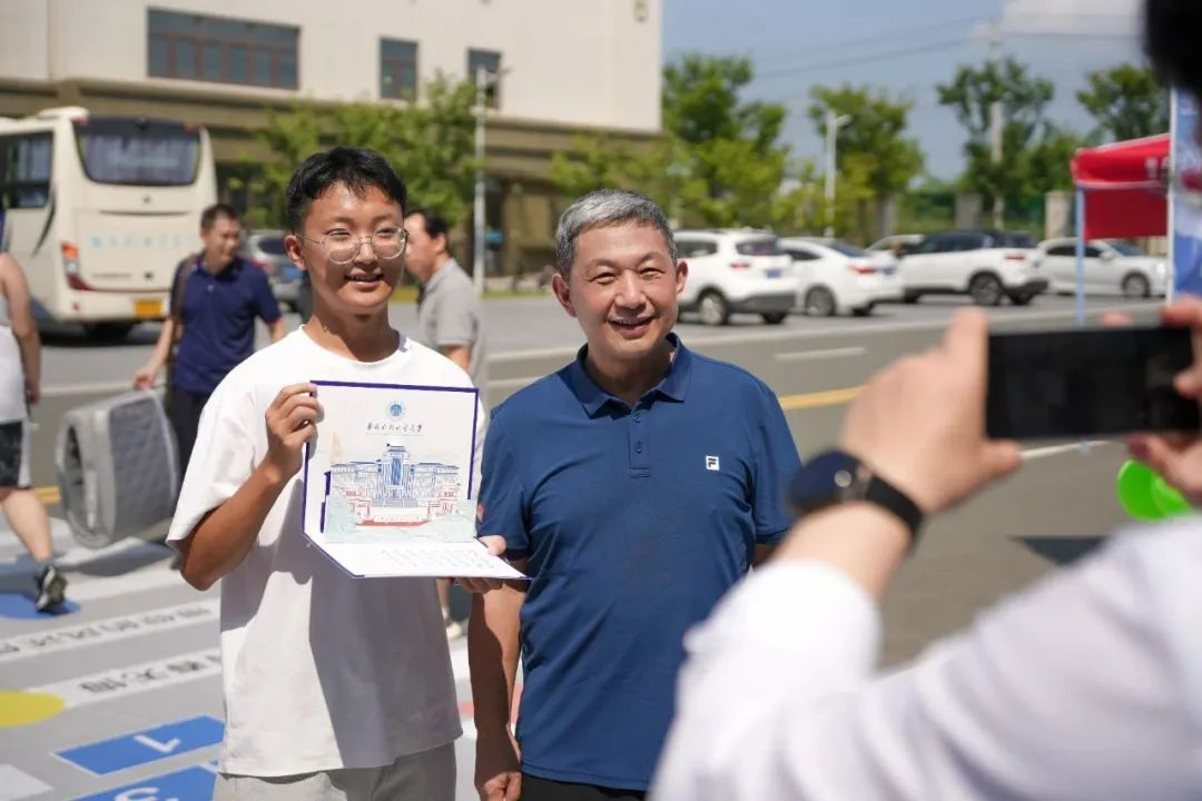 开学军训送防晒?!学校:“晒不黑嗷,全都晒不黑嗷!” 开学军训送防晒?!学校:“晒不黑嗷,全都晒不黑嗷!”