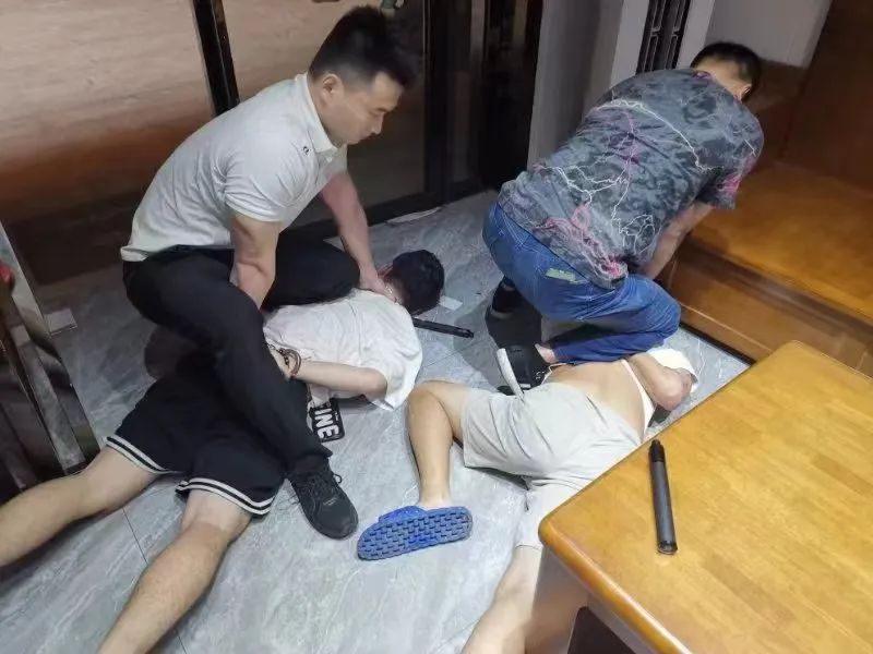 合肥抓捕现场,这一幕痛心! 合肥抓捕现场,这一幕痛心!