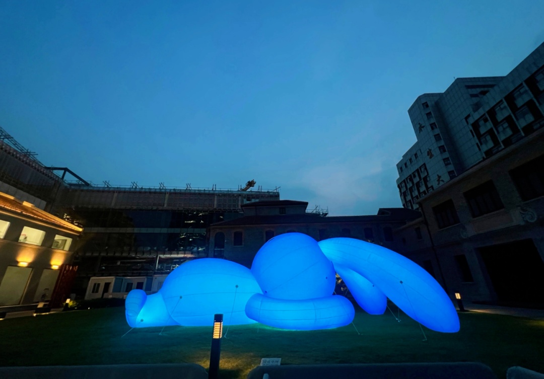 巨型萌兔+弄堂赏月：上海最新打卡地出现！