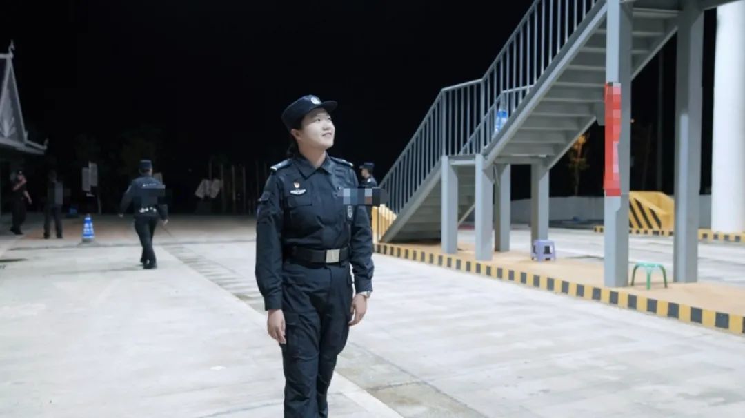 便衣警察不是总摊煎饼，也可能是个骑三轮的……