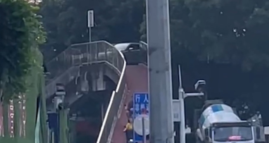 超尴尬！广州一小车铲上人行天桥，进退两难