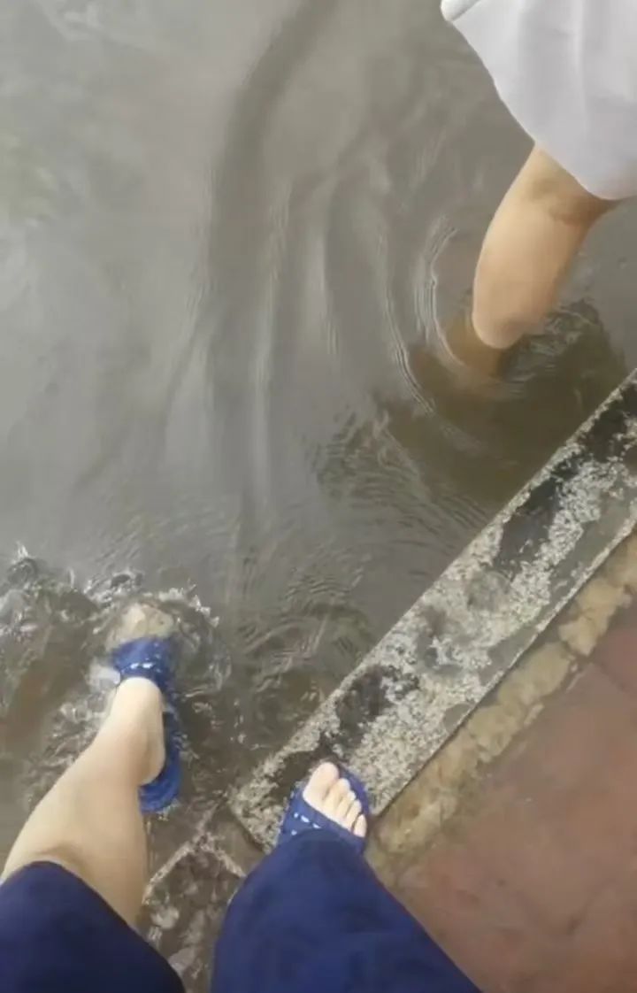 便衣警察不是总摊煎饼，也可能是个骑三轮的……