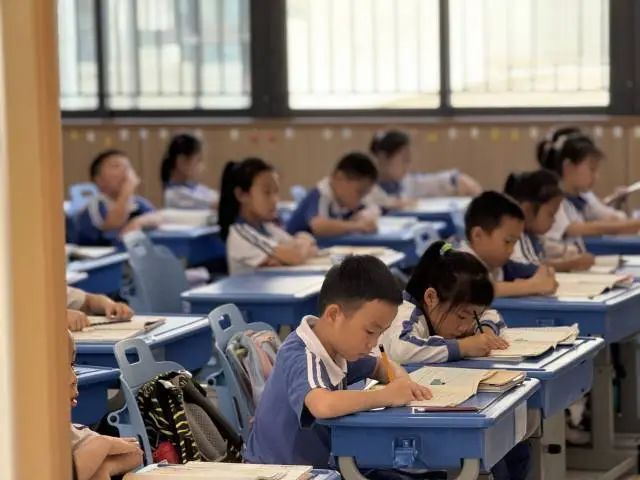 广深两地学生解锁“躺平午休”,网友:希望全国推广 广深两地学生解锁“躺平午休”,网友:希望全国推广