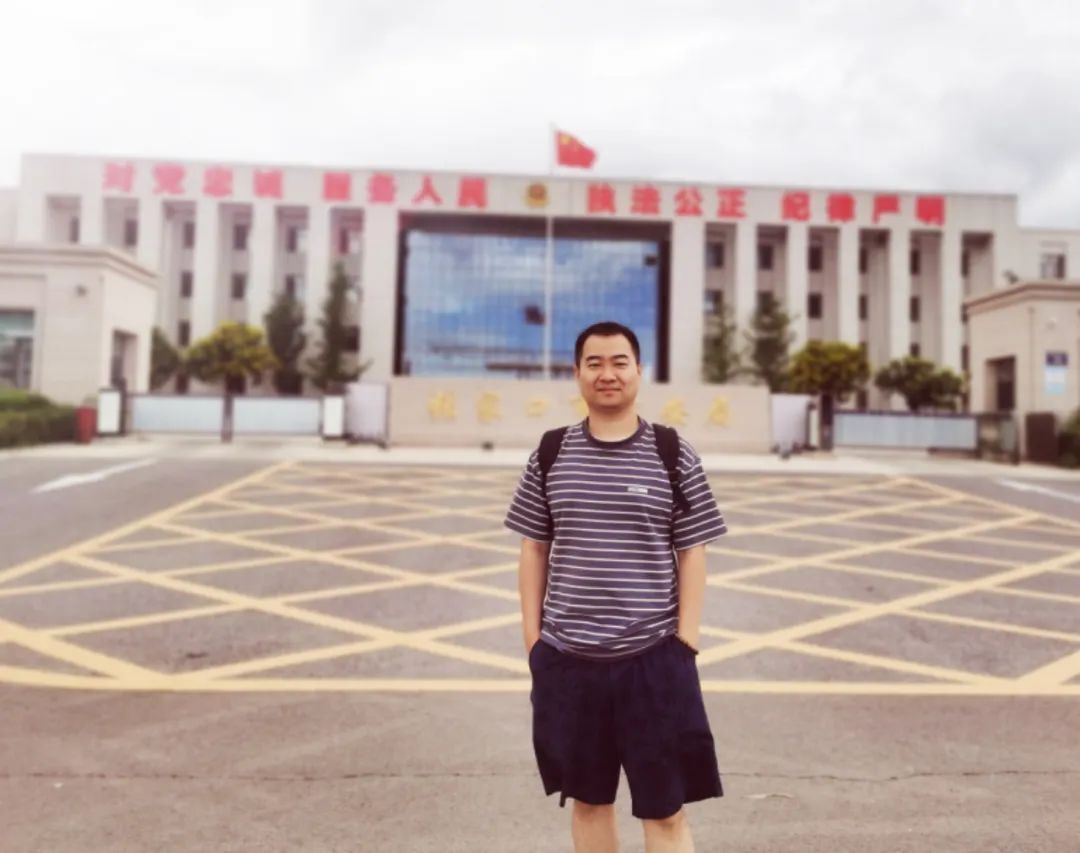 便衣警察不是总摊煎饼，也可能是个骑三轮的……