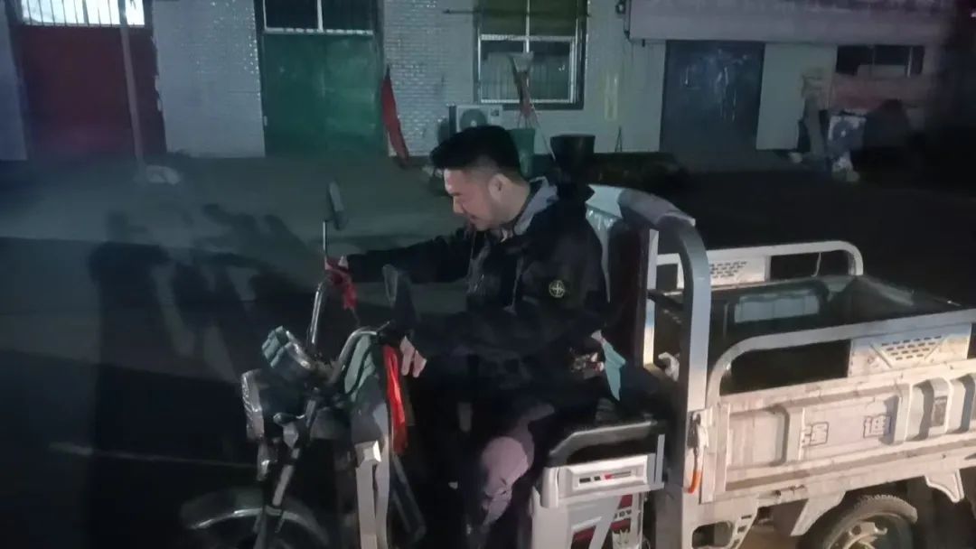 便衣警察不是总摊煎饼，也可能是个骑三轮的……