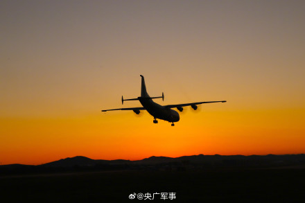 战机披朝霞顶星辰训练氛围感拉满