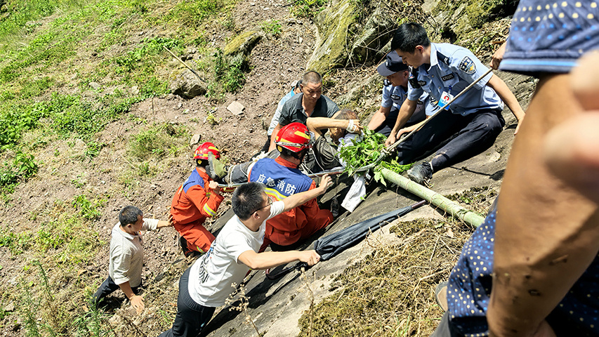 六旬老人坠崖受伤，警民携手及时救援