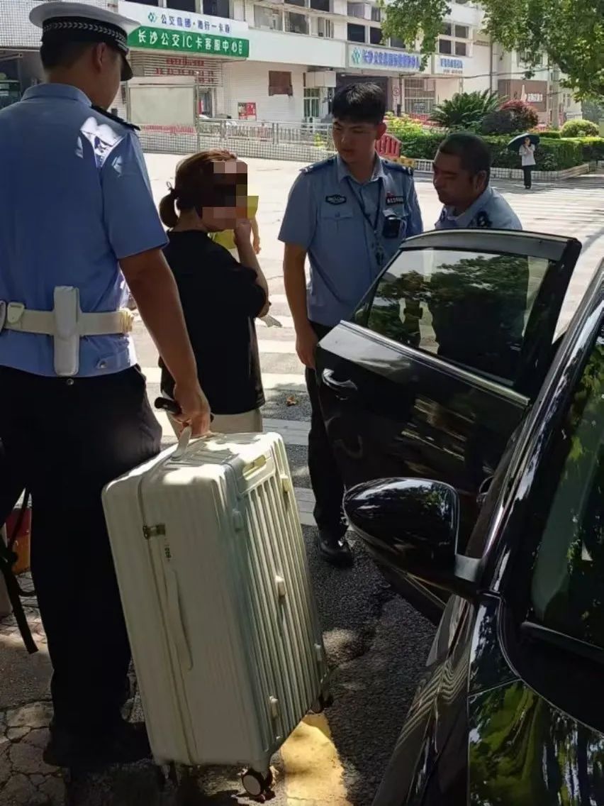 事发长沙！女大学生返校途中，同行乘客突将交警拦下……