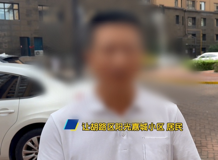 男子多次在19楼连廊贴窗户缝偷窥洗澡被抓，业主：怕他跳楼不敢抓现行