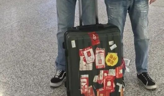 便衣警察不是总摊煎饼，也可能是个骑三轮的……