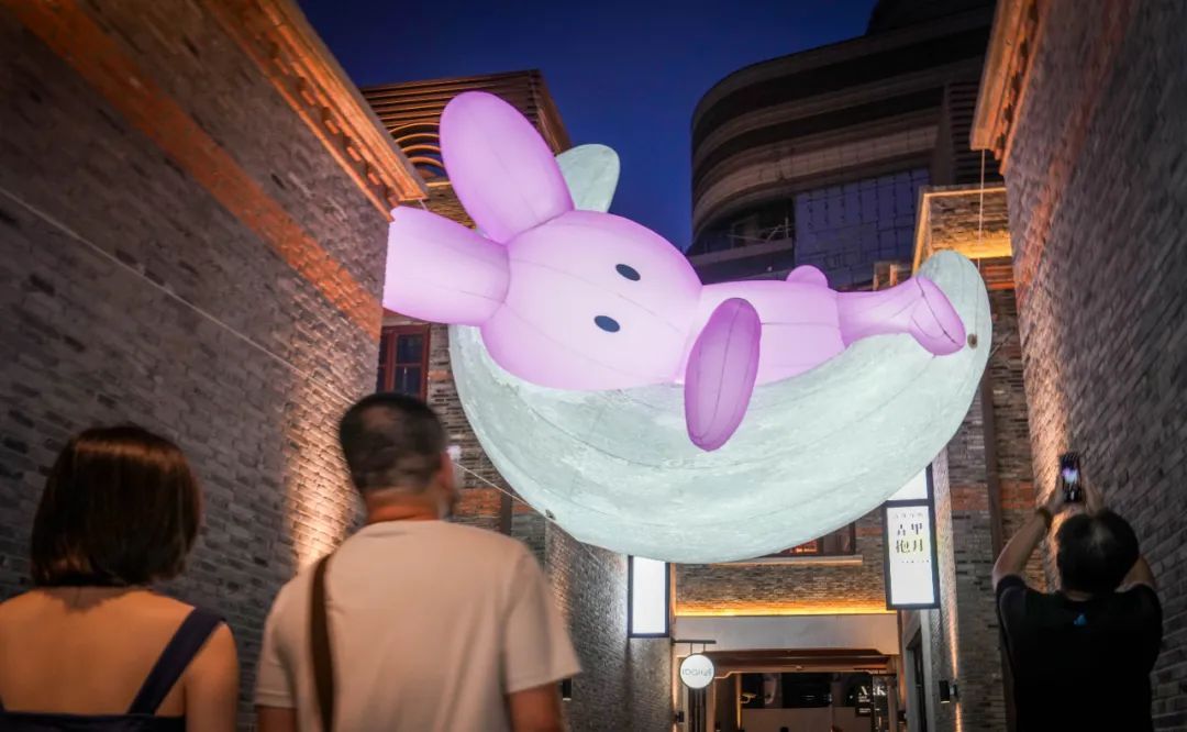 巨型萌兔+弄堂赏月：上海最新打卡地出现！