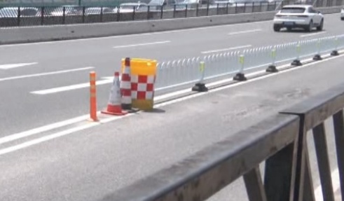 超尴尬！广州一小车铲上人行天桥，进退两难