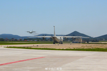 战机披朝霞顶星辰训练氛围感拉满