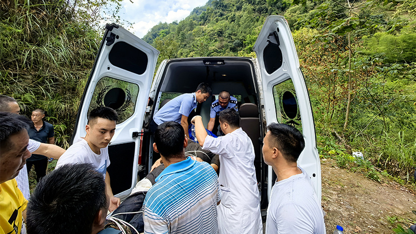 六旬老人坠崖受伤，警民携手及时救援