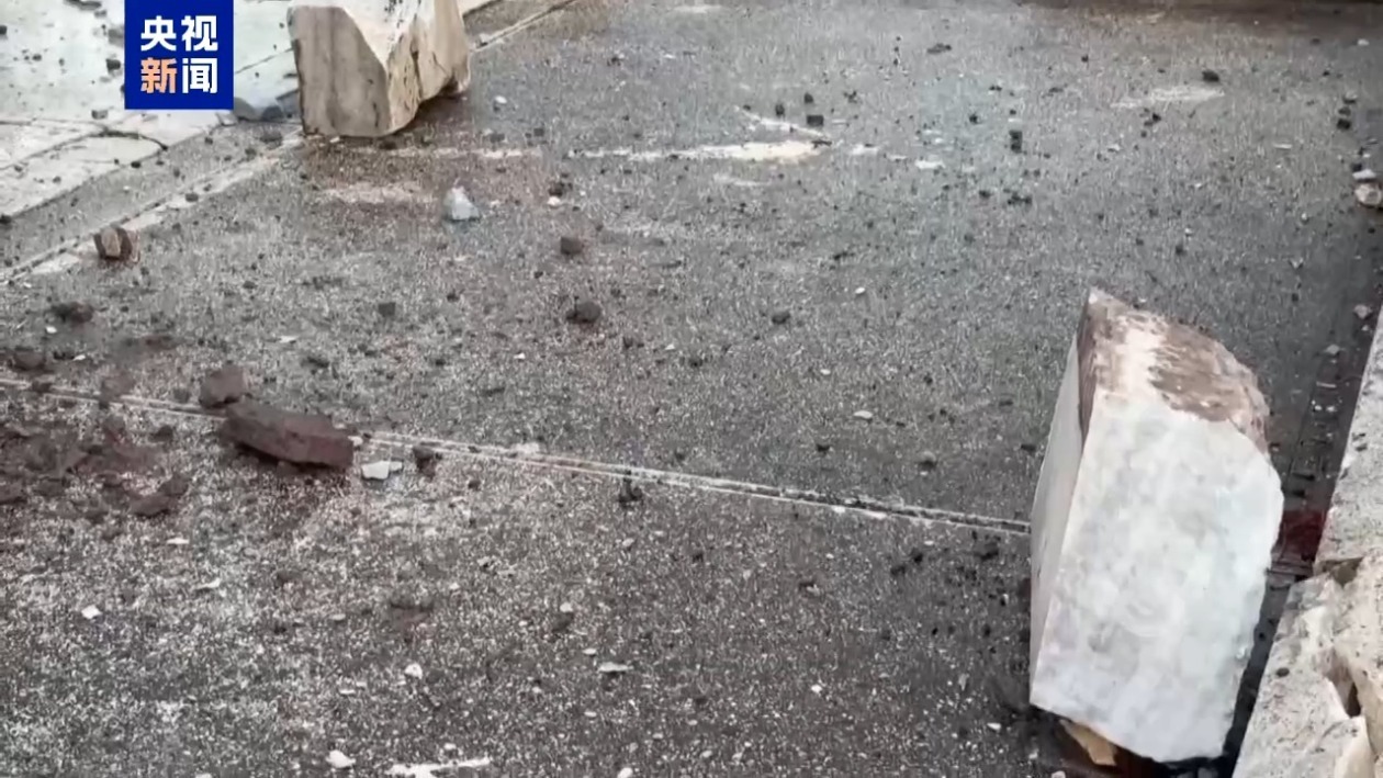 强风暴来袭 意大利君士坦丁凯旋门被闪电击中 强风暴来袭 意大利君士坦丁凯旋门被闪电击中