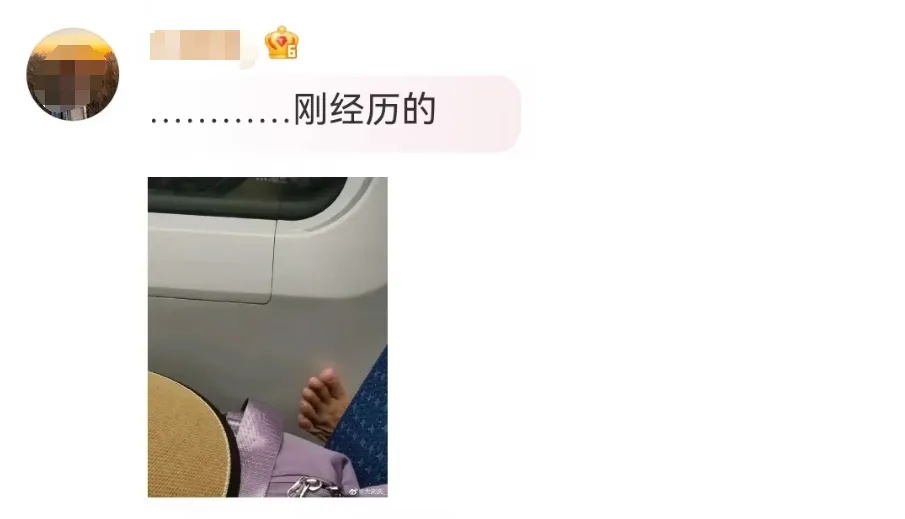 有人执意将长满疙瘩的脚放高铁桌板上！网友：我还趴在上面睡觉的.....