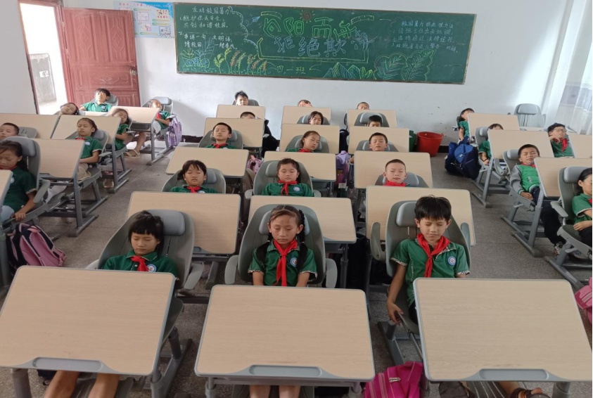 江西会昌：“可躺式”课桌椅进校园 保障中小学生舒心午休