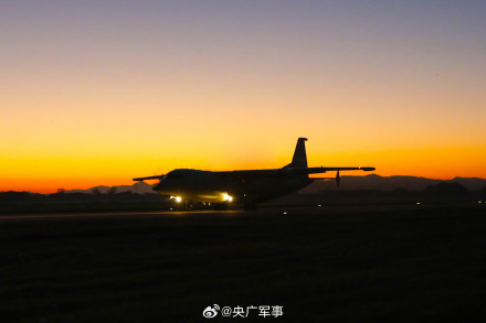 战机披朝霞顶星辰训练氛围感拉满