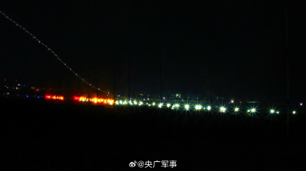 战机披朝霞顶星辰训练氛围感拉满