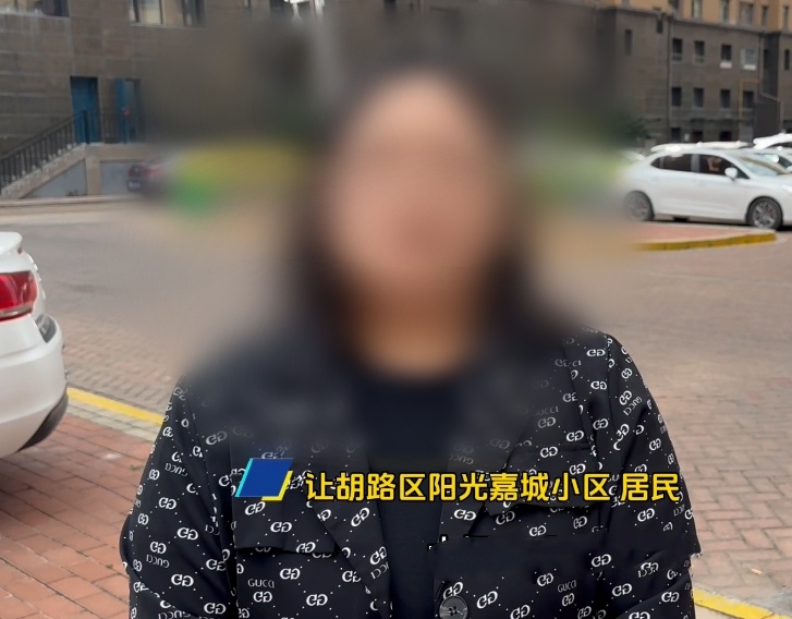 男子多次在19楼连廊贴窗户缝偷窥洗澡被抓，业主：怕他跳楼不敢抓现行