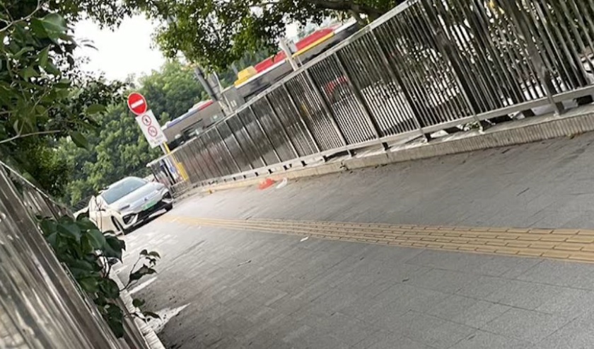 超尴尬！广州一小车铲上人行天桥，进退两难