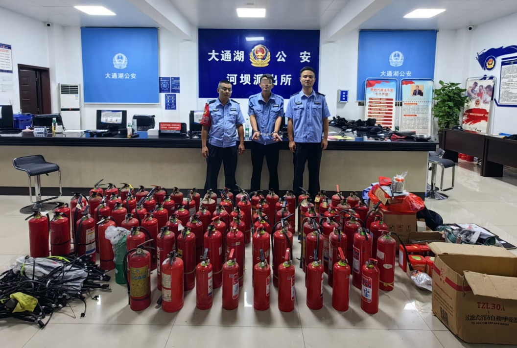 两人冒充消防员上门执法，被警察撞个正着