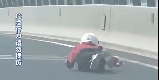 上海高架路惊现一赤膊男子紧贴工程车骑行，市民：已不止一次！