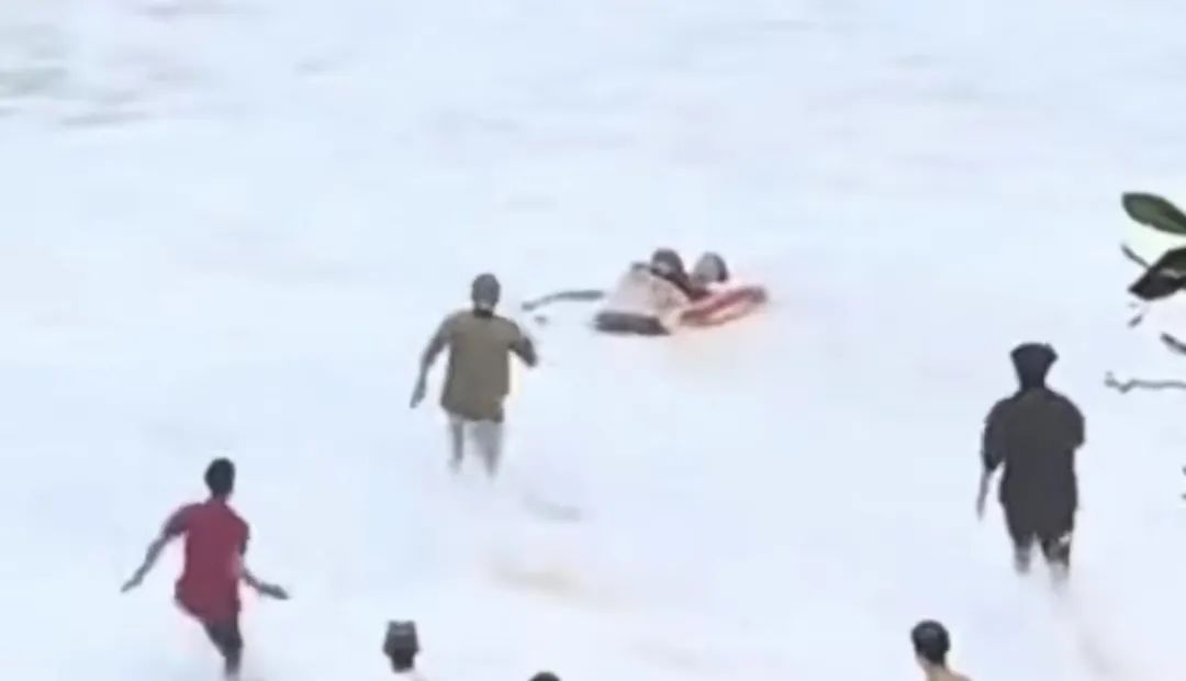 “我只想找到你”,小伙海滩遇险被“海王”救起 “我只想找到你”,小伙海滩遇险被“海王”救起