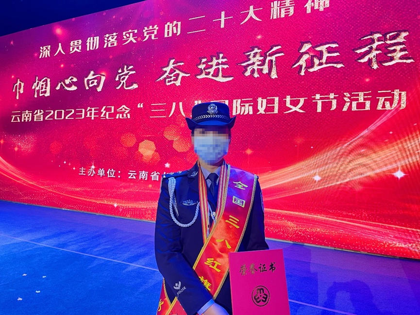 “激动，当屏幕上的缉毒英雄出现在自己眼前……”