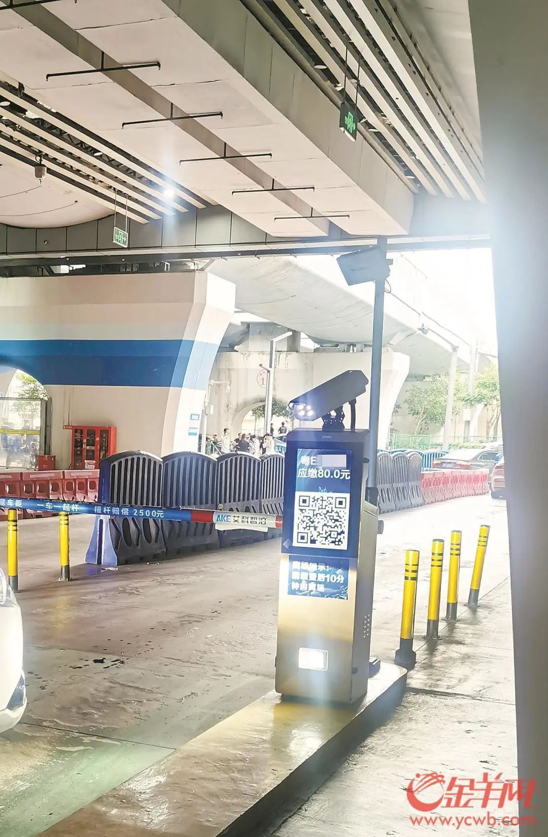 广州南站快速接客区 停车不到一小时被收80元