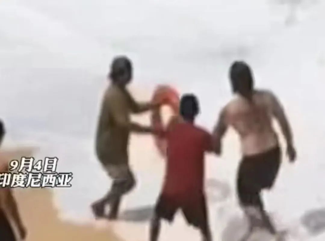 “我只想找到你”,小伙海滩遇险被“海王”救起 “我只想找到你”,小伙海滩遇险被“海王”救起