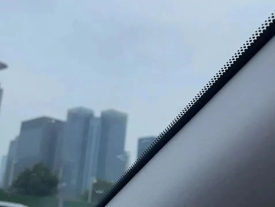 车窗上的小黑点竟然还有这个作用！