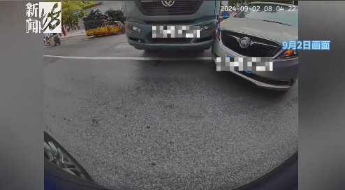 事发上海!垃圾车突然冲出,刮伤一名小学生,车上没有司机…… 事发上海!垃圾车突然冲出,刮伤一名小学生,车上没有司机……