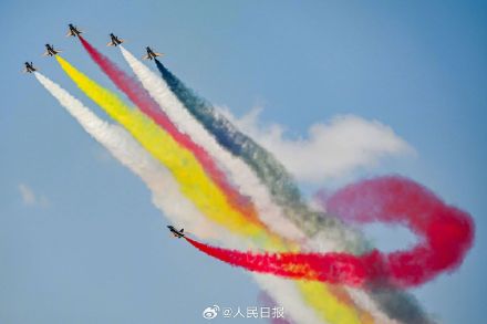 多彩又酷炫!中国战机在埃及飞行表演绝了 多彩又酷炫!中国战机在埃及飞行表演绝了