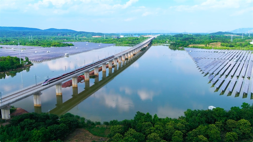 中国高铁一公里耗一万度电?官方:偷换概念 中国高铁一公里耗一万度电?官方:偷换概念