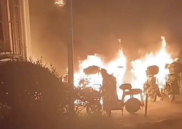 上海宝山一小区凌晨起火,多辆非机动车被烧毁 上海宝山一小区凌晨起火,多辆非机动车被烧毁