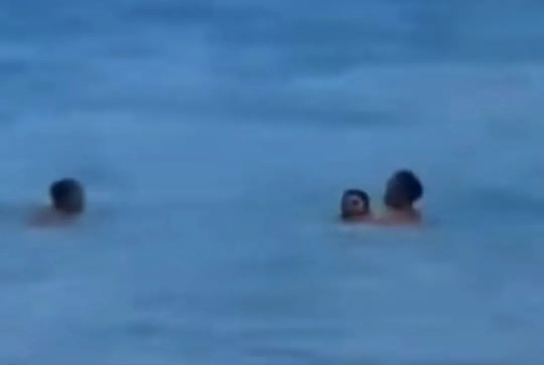 “我只想找到你”,小伙海滩遇险被“海王”救起 “我只想找到你”,小伙海滩遇险被“海王”救起