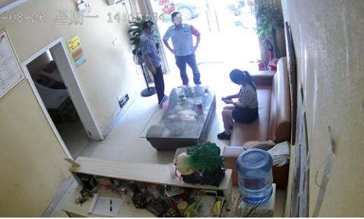 两人冒充消防员上门执法，被警察撞个正着